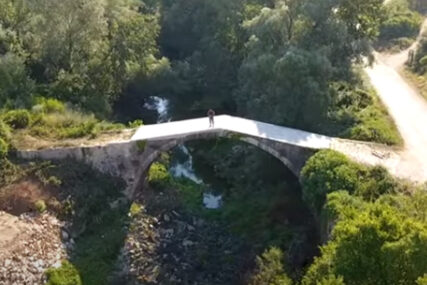SVI U ŠOKU Sa mosta starog 503 godine kod Čapljine NESTALA KAMENA PLOČA od tonu i po