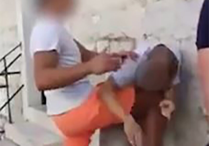 SNIMAK KOJI JE ZAPREPASTIO REGION Grupa mladića BRUTALNO PRETUKLA i zlostavljala vršnjaka (VIDEO)