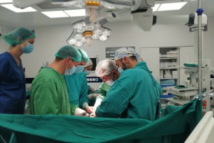 USPJEH NAŠIH VASKULARNIH HIRURGA U UKC RS izvedena složena operacija aneurizme trbušne aorte