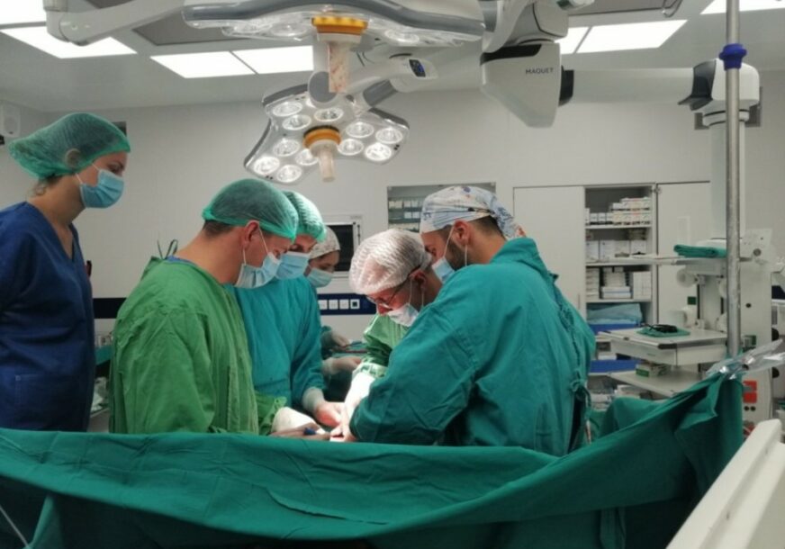 USPJEH NAŠIH VASKULARNIH HIRURGA U UKC RS izvedena složena operacija aneurizme trbušne aorte