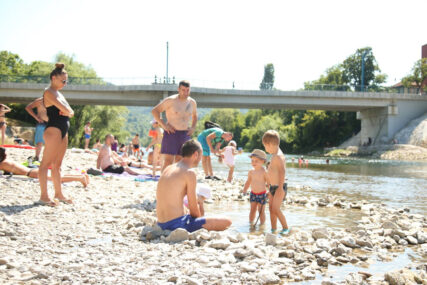 (FOTO) "Kupačima su bile od velike pomoći" Uništene kabine za presvlačenje na plaži kod Zelenog mosta