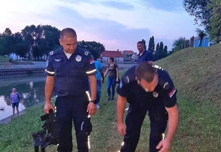 To se zove veliko srce: Policajac se spustio naglavačke niz strmu obalu kako bi spasio psa