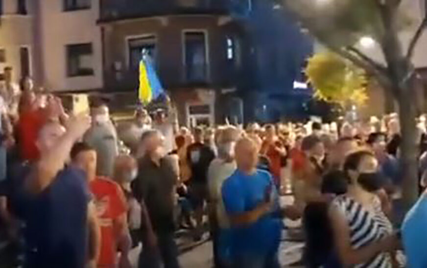 NAKON PROTESTA U BIHAĆU Aplauz za policajce, a kritika za vlast zbog migrantske krize (VIDEO)