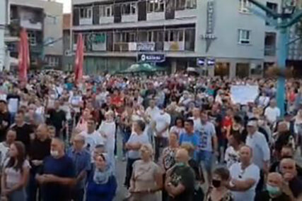 OGORČENI GRAĐANI PROTESTUJU U BIHAĆU „Zbog migranata ne spavamo mirno, djeca ne mogu otići u školu“