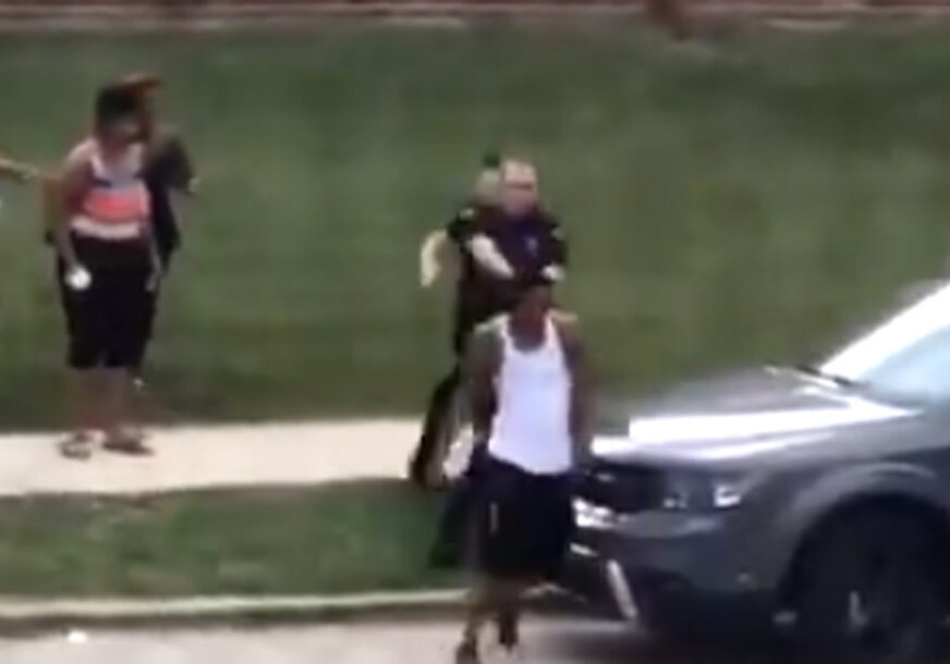 UZNEMIRUJUĆE Policija ranila Afroamerikanca, građani izašli na proteste (VIDEO)