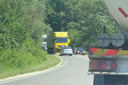 TEŠKI UDES KOD BIJELJINE U sudaru automobila i kamiona POGINULA JEDNA OSOBA