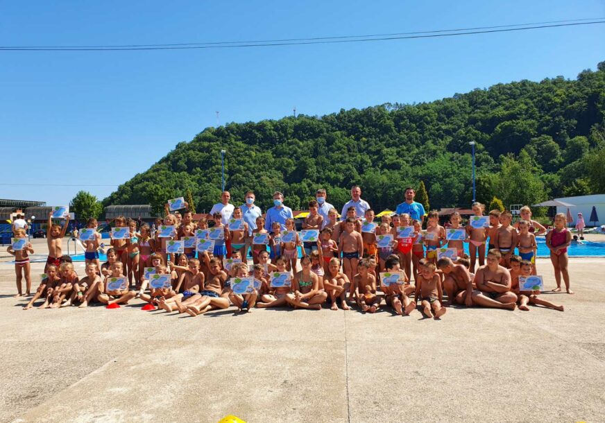 MALIŠANI IZ UGLJEVIKA UŽIVALI Uspješno savladali osnove plivanja, skok na glavu, kraul...