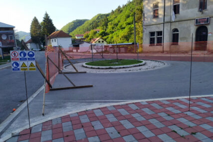 DOŠLO DO PRIVREMENOG ZASTOJA Nastavljeni radovi na spomeniku mira i fontani u Srebrenici