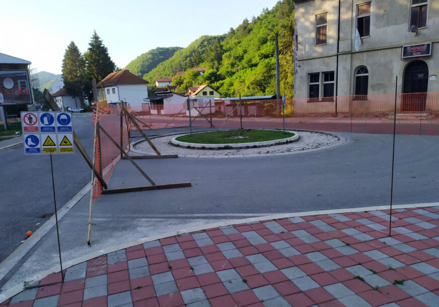 DOŠLO DO PRIVREMENOG ZASTOJA Nastavljeni radovi na spomeniku mira i fontani u Srebrenici