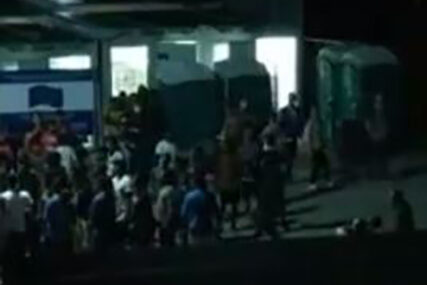 SIJEVALE PESNICE U VELIKOJ KLADUŠI U prihvatnom kampu izbila masovna tuča migranata (VIDEO)