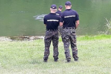 TRAGEDIJA Izvučeno tijelo dječaka koji je sišao po loptu, pa nestao u Srebrnom jezeru
