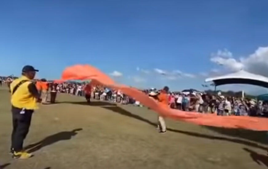 DRAMA NA FESTIVALU Trogodišnjakinju vjetar odnio u vazduh dok je puštala zmaja (VIDEO)
