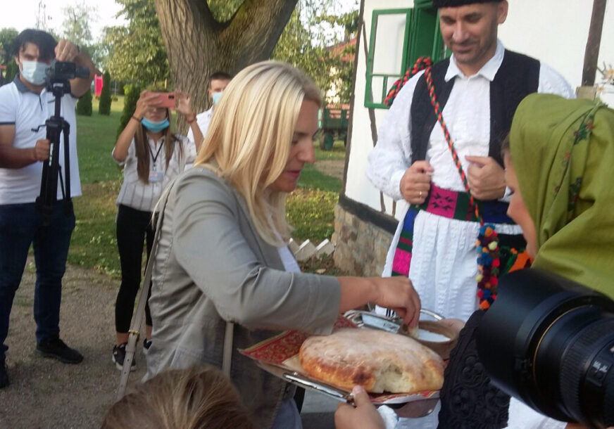 HRAM IZGRAĐEN PRIJE 130 GODINA Predsjednica RS u posjeti semberskom etno domaćinstvu
