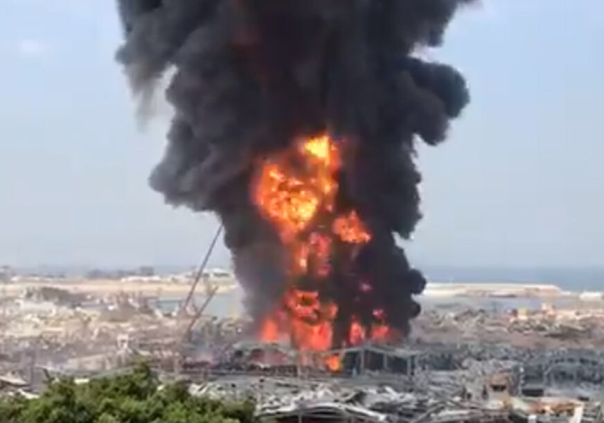 POŽAR U BEJRUTU Vatra kulja u luci, iznad grada se nadvio CRNI OBLAK DIMA (VIDEO)