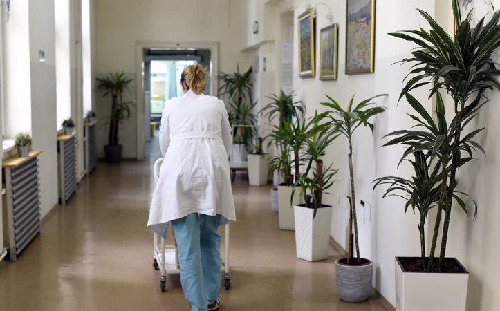 BOLNICA ŽARIŠTE ZARAZE Inficirano devet radnika i 21 pacijent sa više odjeljenja