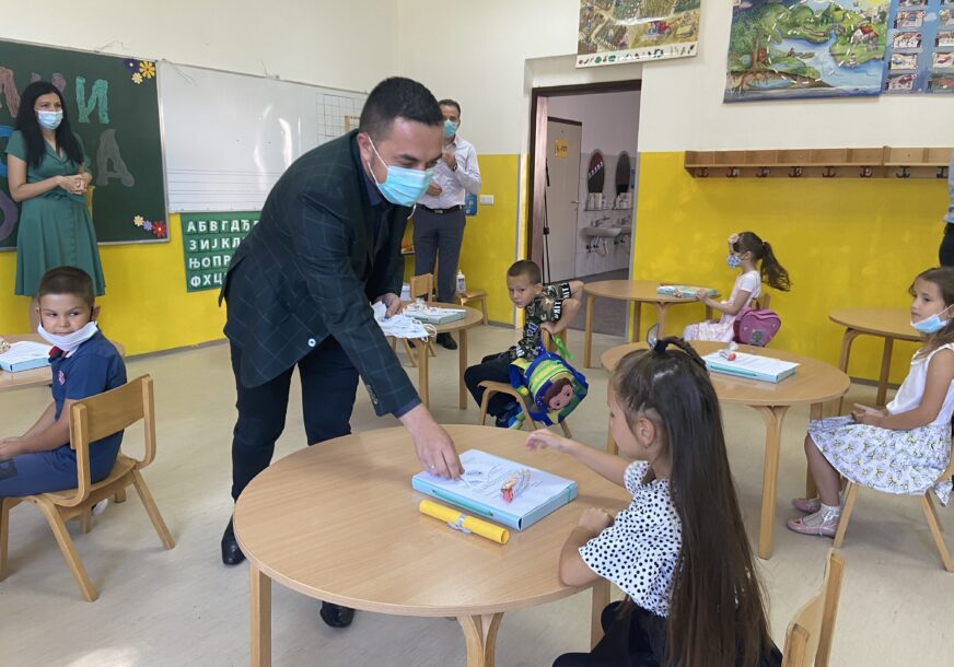 “UVIJEK ĆEMO BITI UZ VAS” Gradonačelnik Doboja Boris Jerinić đacima poželio srećan početak škole