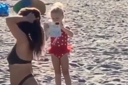 ZASLUŽILA JE SLADOLED Djevojčica postala HIT zbog onoga što je radila sa sestrom na plaži (VIDEO)