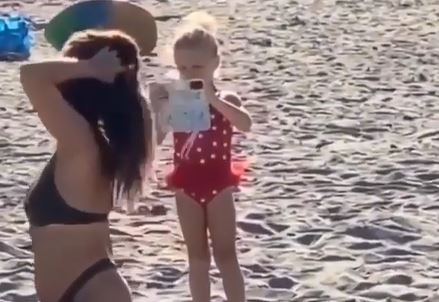 ZASLUŽILA JE SLADOLED Djevojčica postala HIT zbog onoga što je radila sa sestrom na plaži (VIDEO)