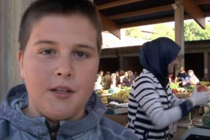 DOK NJEGOVI VRŠNJACI SPAVAJU, ON RADI Dječak pomaže roditeljima i prodaje povrće na pijaci (VIDEO)