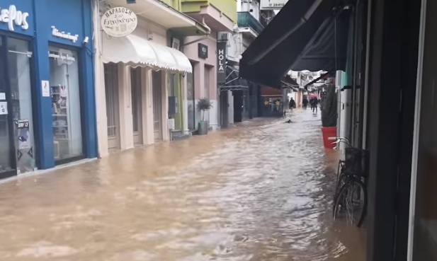 OLUJA ČUPALA DRVEĆE I KIDALA KABLOVE Snimci Grčke nakon razornog uragana (VIDEO)