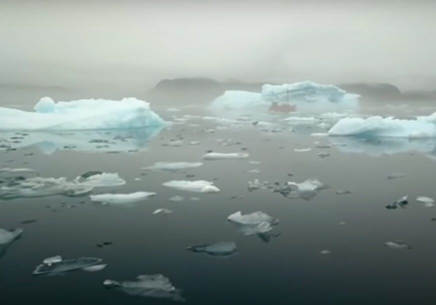 POSLJEDICA KLIMATSKIH PROMJENA Odlomio se veliki komad leda na Grenlandu (FOTO)