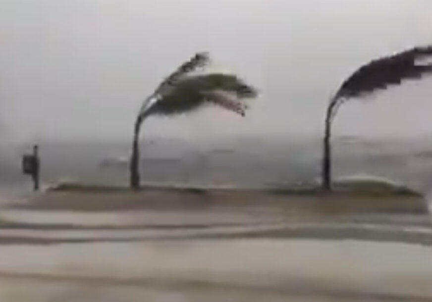 TALASI JAHTU BACILI NA STIJENE Grčku pogodila oluja "Janos", narednih 9 sati kritični (VIDEO)
