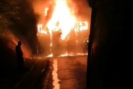 BUKTINJA NA PUTU Vozači pokušavali da ugase plamen, potpuno IZGORIO KAMION (VIDEO)