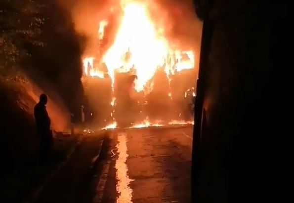 BUKTINJA NA PUTU Vozači pokušavali da ugase plamen, potpuno IZGORIO KAMION (VIDEO)