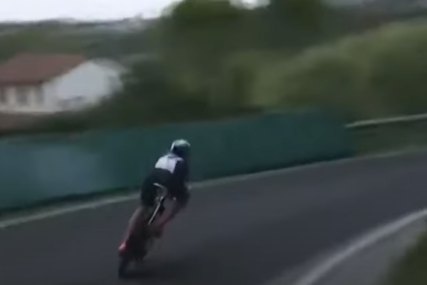 STRAVIČNA NESREĆA Biciklistkinja pala sa staze u Italiji (VIDEO)