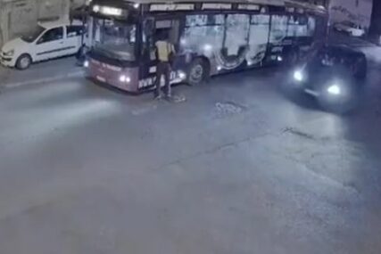 LOPOV NESLAVNO ZAVRŠIO POHOD Zavukao ruku kroz prozor autobusa, a onda je UHVAĆEN NA DJELU (VIDEO)