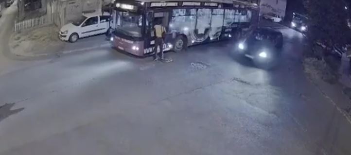 LOPOV NESLAVNO ZAVRŠIO POHOD Zavukao ruku kroz prozor autobusa, a onda je UHVAĆEN NA DJELU (VIDEO)
