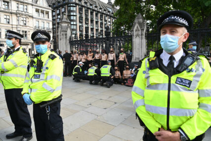 HILJADE LJUDI NA ULICAMA U Londonu protestuju zbog novih mjera protiv korone