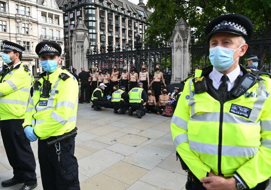 HILJADE LJUDI NA ULICAMA U Londonu protestuju zbog novih mjera protiv korone