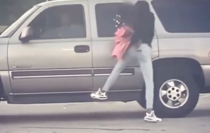 ŠOKANTAN PRIZOR Majka sa djetetom u naručju VISI s automobila u pokretu (VIDEO)