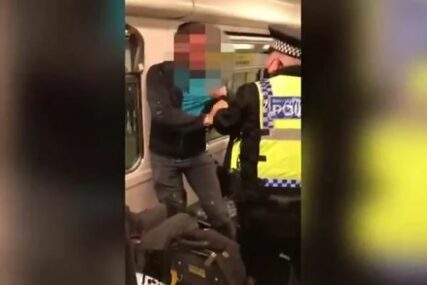 DRAMA U METROU Policajac prišao putniku bez maske i nastao je haos (VIDEO)