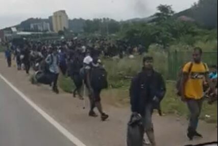 UDALJAVANJE OD GRANICE IM NE IDE U PRILOG Jeziv snimak stotina migranata koji napuštaju kamp u Velikoj Kladuši (VIDEO)