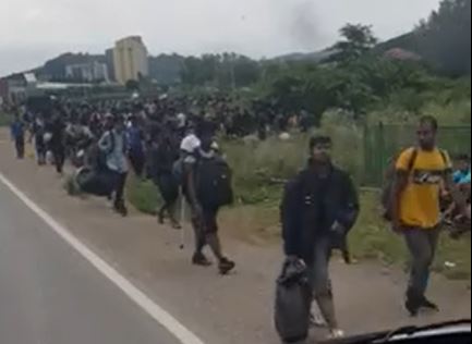 UDALJAVANJE OD GRANICE IM NE IDE U PRILOG Jeziv snimak stotina migranata koji napuštaju kamp u Velikoj Kladuši (VIDEO)