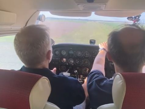 "SLIJEĆE KAO NA DUŠEK" Milan Kalinić ponovo pilotira, dobio aplauz čim je spustio avion (VIDEO)