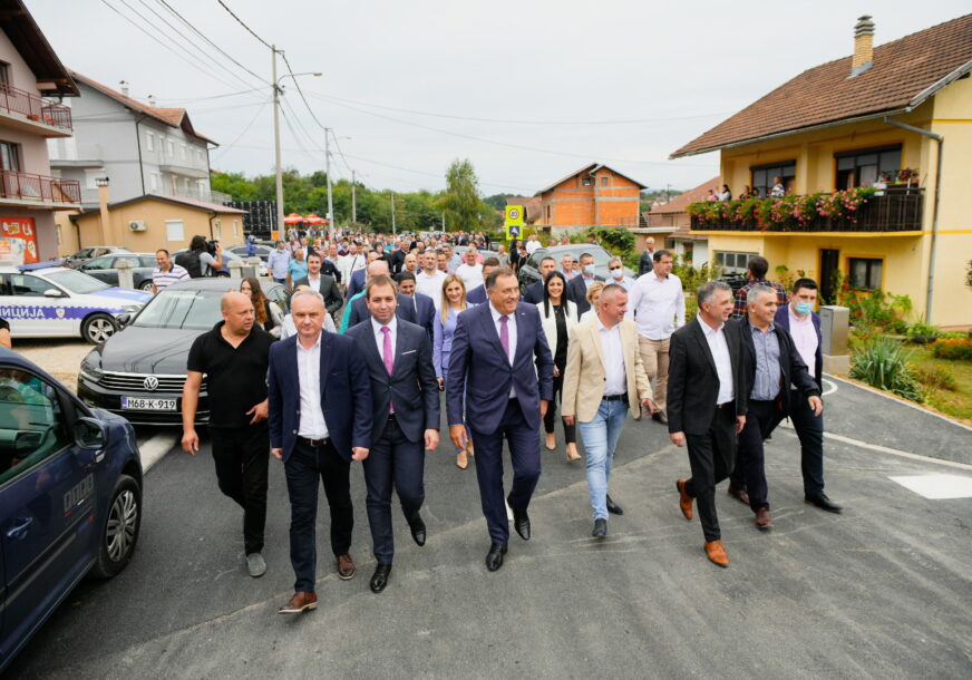 “GRADSKA VLAST RADI DOBAR POSAO” Dodik i Radojičić otvorili novoizgrađeni dio puta u Šargovcu
