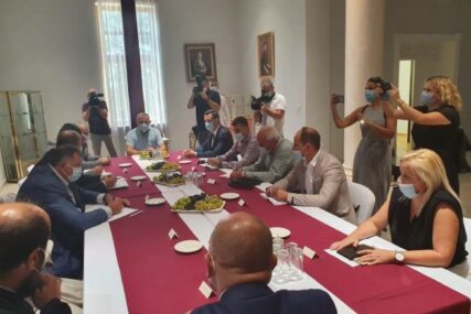 “VJERUJEM DA ĆEMO UČESTVOVATI U NOVOJ VLASTI” Dodik sa predstavnicima Srba u Mostaru (VIDEO)