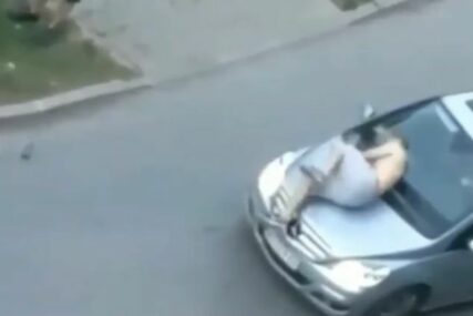 ŠOKANTAN SNIMAK Pijani mladić skakao na automobil, urinirao na ulici, pa ubrzo UHAPŠEN (VIDEO)