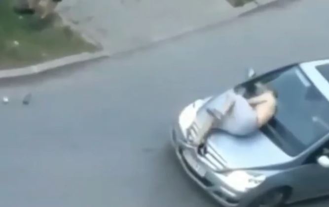 ŠOKANTAN SNIMAK Pijani mladić skakao na automobil, urinirao na ulici, pa ubrzo UHAPŠEN (VIDEO)