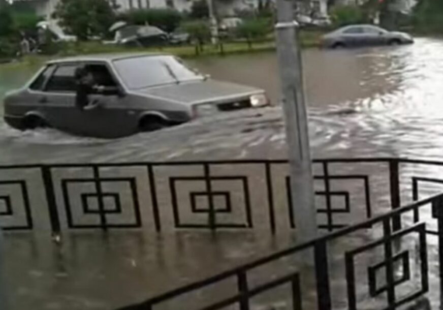 U MOSKVI BJESNI URAGAN Ulice kao rijeke, automobili pod vodom (VIDEO)
