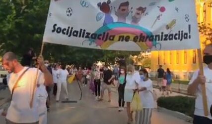 “AKO MOGU SVADBE, MOGU I ŠKOLE” Više od hiljadu roditelja na protestima zbog organizacije nastave u Mostaru