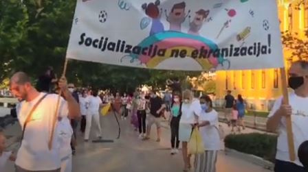 “AKO MOGU SVADBE, MOGU I ŠKOLE” Više od hiljadu roditelja na protestima zbog organizacije nastave u Mostaru