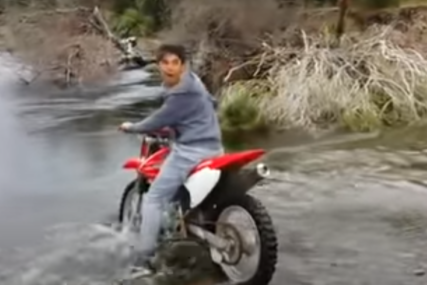 NIJE IŠLO ONAKO KAKO JE PLANIRAO Motorom pokušao da pređe rijeku pa ga prijatelji morali izvlačiti (VIDEO)