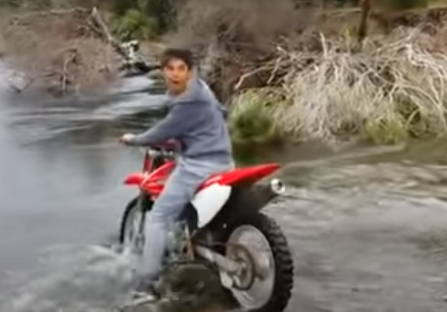 NIJE IŠLO ONAKO KAKO JE PLANIRAO Motorom pokušao da pređe rijeku pa ga prijatelji morali izvlačiti (VIDEO)