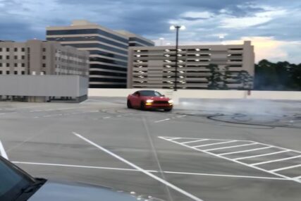 PRAVIO SE VAŽAN, PA PRONAŠAO STUB Razbio skupocjeni automobil na praznom parkingu (VIDEO)