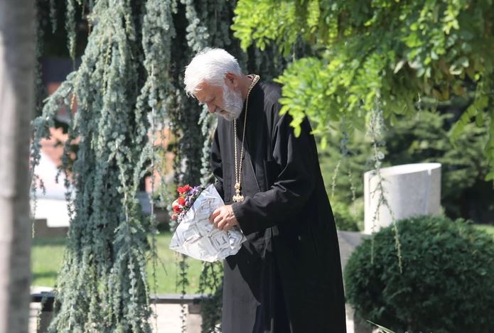 SCENA KOJA TJERA SUZE NA OČI Otac Nebojše Glogovca donio cvijeće na grob svog sina (FOTO)