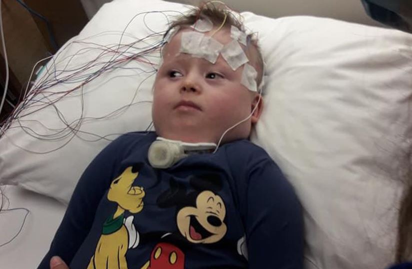 Nikola (4) je nepokretan od rođenja, diše na cjevčice,  a sada trpi NESNOSNE BOLOVE: Očajni roditelji mole za pomoć da dječak ode na operaciju